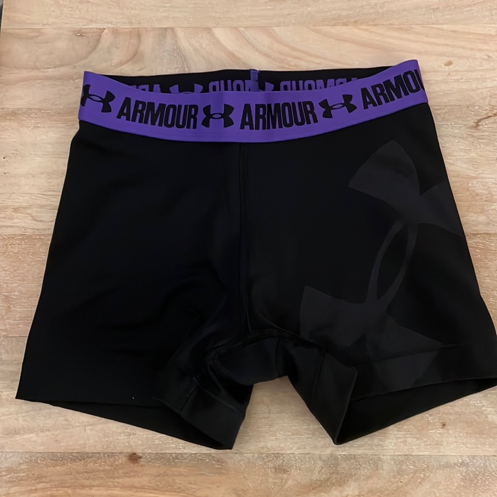 Under Armour Heat Gear Compression Shorts. Color: Black/Purple. Size: XS